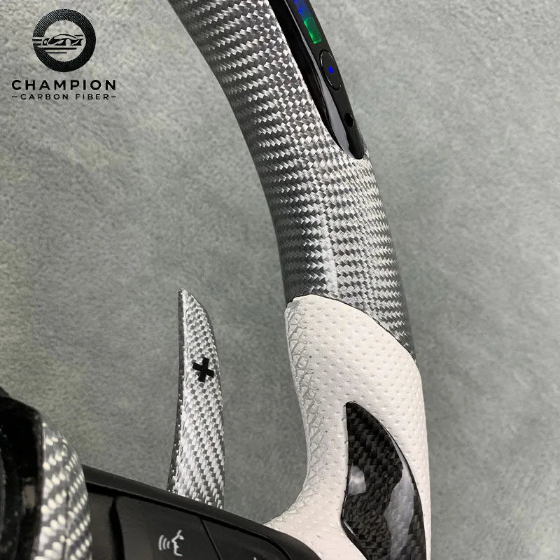 Custom BMW F-serie ratt med karbon-look og LED-display