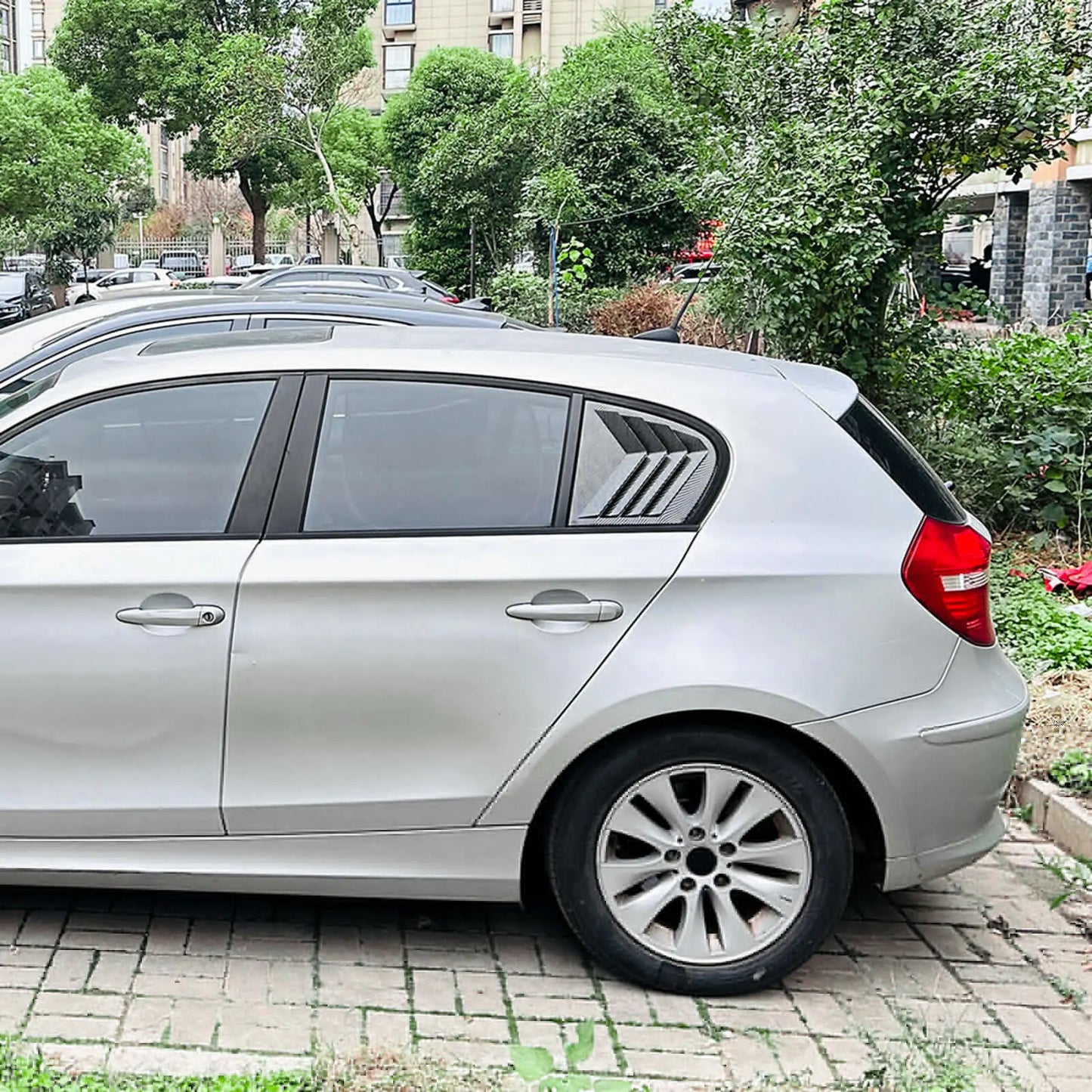 Bakre vindusdeksel / sidevent i karbonlook for BMW 1-serie E87 (2005–2011)