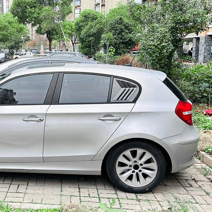 Bakre vindusdeksel / sidevent i karbonlook for BMW 1-serie E87 (2005–2011)