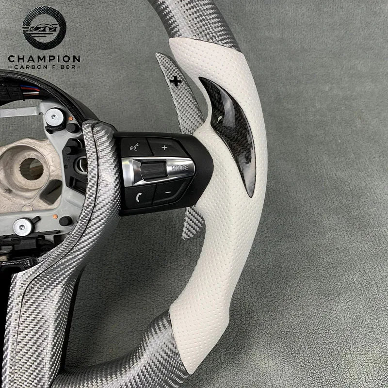 Custom BMW F-serie ratt med karbon-look og LED-display