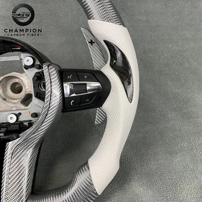 Custom BMW F-serie ratt med karbon-look og LED-display